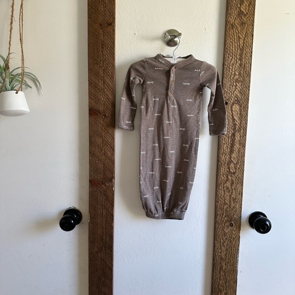 Adorable baby modern nightgown sleeper 3 months boy or
Girl 
Never worn - Picture 8 of 9